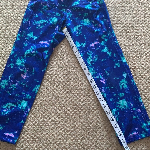 Old Navy XS Go-Dry Stretchy Capris - Picture 5 of 5